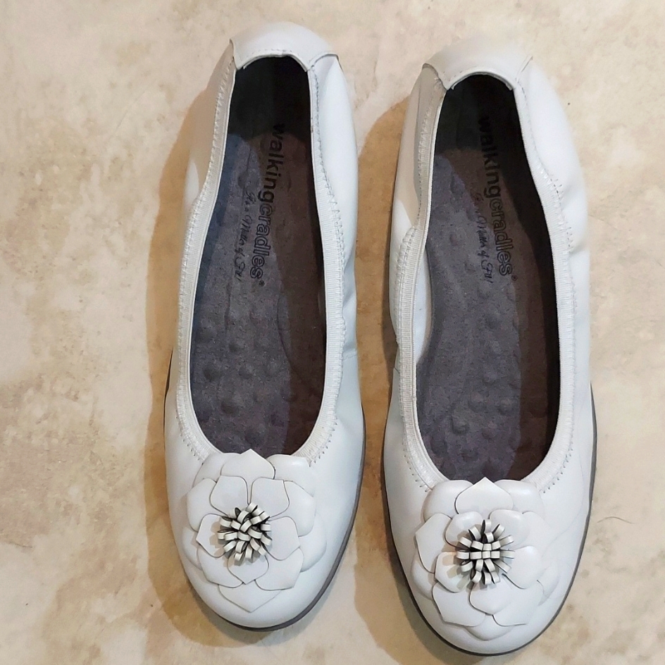 New, Walking Cradles, Flats. Size 7.5 W White Leather Flower.